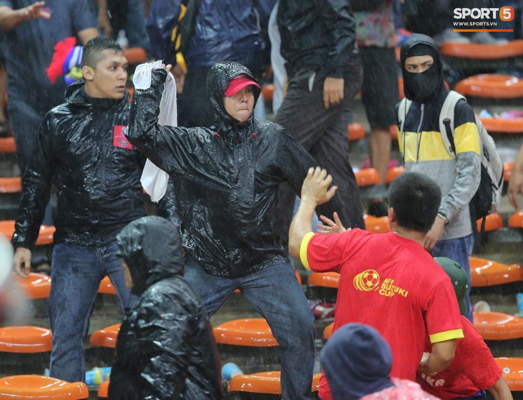 Đêm kinh hoàng: CĐV Malaysia đánh CĐV Việt Nam đổ máu ở AFF Cup 2014-7
