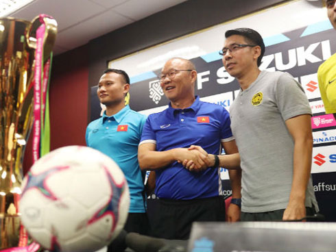 Cả tòa chung cư Hà Nội phủ kín cờ đỏ sao vàng trước chung kết AFF Cup-7