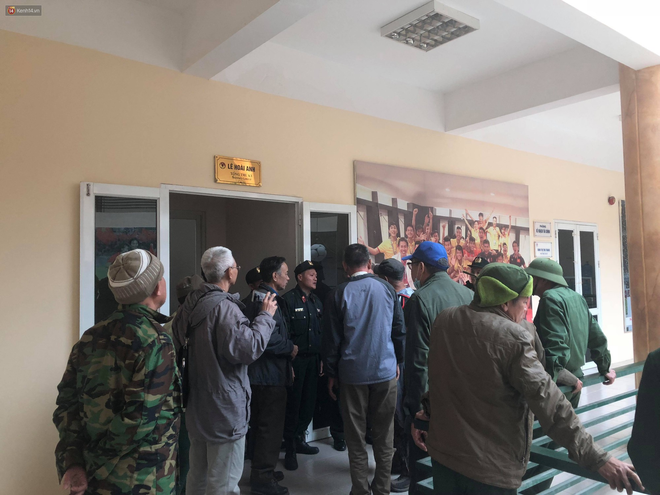 Người dân tìm mọi cách mua vé AFF cup: Mua online, trèo rào mua offline, ai may mắn thì mới có vé-4