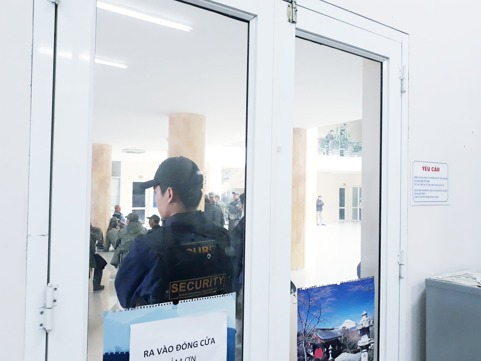 Người dân tìm mọi cách mua vé AFF cup: Mua online, trèo rào mua offline, ai may mắn thì mới có vé-5