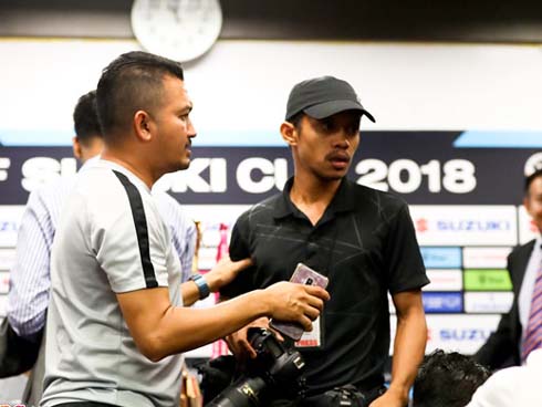 Dân tình xếp hàng dài trước cổng VFF nhận giấy hẹn mua vé trận chung kết lượt về-10