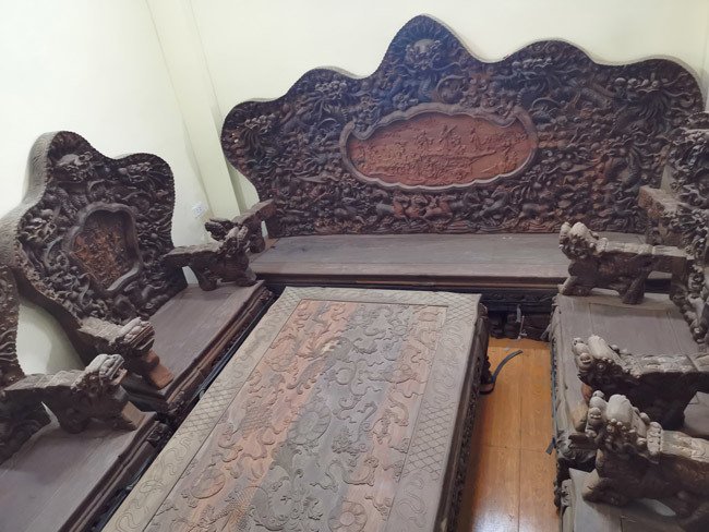 Bộ bàn ghế gỗ trắc nặng 8 tạ, đại gia trả 3,2 tỷ chủ nhân vẫn chưa bán-1