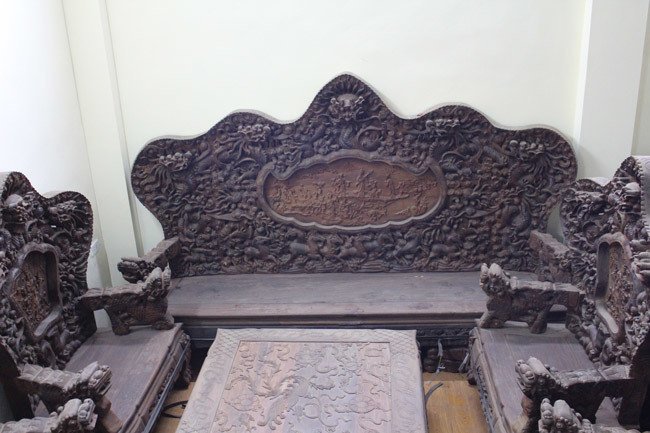 Bộ bàn ghế gỗ trắc nặng 8 tạ, đại gia trả 3,2 tỷ chủ nhân vẫn chưa bán-2