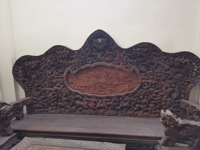 Bộ bàn ghế gỗ trắc nặng 8 tạ, đại gia trả 3,2 tỷ chủ nhân vẫn chưa bán-3