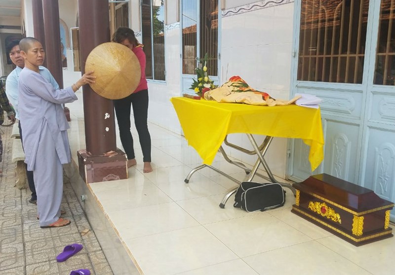 Thi thể trẻ sơ sinh còn nguyên dây rốn trước cổng chùa-1