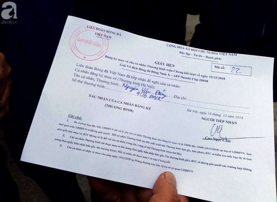 Dân tình xếp hàng dài trước cổng VFF nhận giấy hẹn mua vé trận chung kết lượt về-4