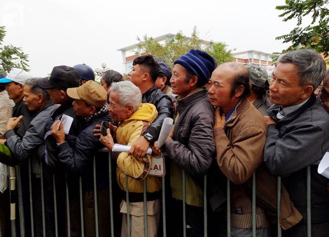 Dân tình xếp hàng dài trước cổng VFF nhận giấy hẹn mua vé trận chung kết lượt về-7