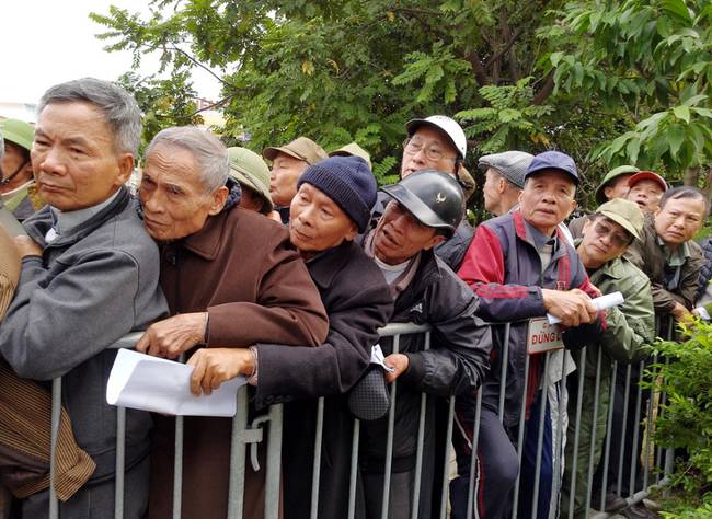 Dân tình xếp hàng dài trước cổng VFF nhận giấy hẹn mua vé trận chung kết lượt về-8