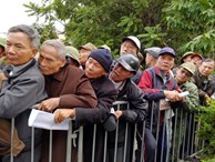 Dân tình xếp hàng dài trước cổng VFF nhận giấy hẹn mua vé trận chung kết lượt về