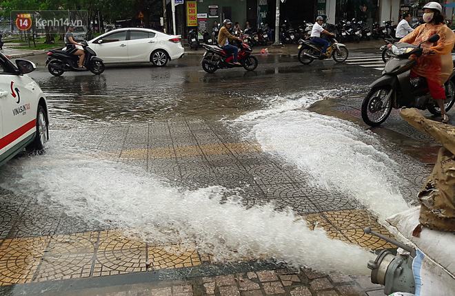 Máy bơm chạy hết công suất giải cứu BMW, Mercedes, Range Rover cùng nhiều ô tô, xe máy ngập nước trong hầm chung cư ở Đà Nẵng-6
