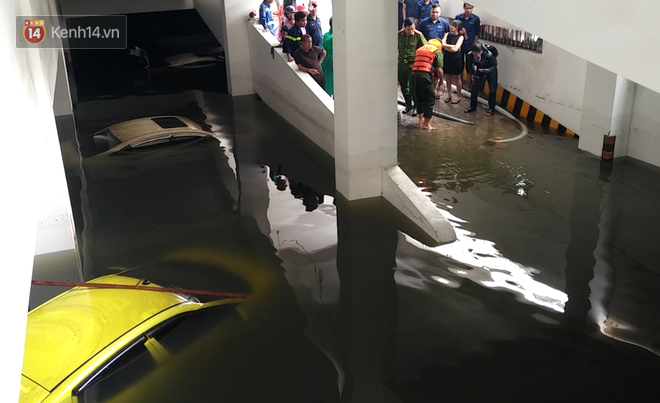 Máy bơm chạy hết công suất giải cứu BMW, Mercedes, Range Rover cùng nhiều ô tô, xe máy ngập nước trong hầm chung cư ở Đà Nẵng-4