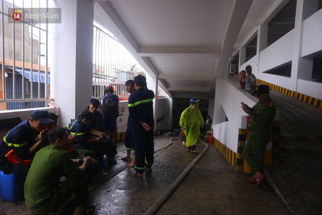 Máy bơm chạy hết công suất giải cứu BMW, Mercedes, Range Rover cùng nhiều ô tô, xe máy ngập nước trong hầm chung cư ở Đà Nẵng-9