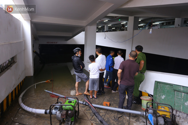 Máy bơm chạy hết công suất giải cứu BMW, Mercedes, Range Rover cùng nhiều ô tô, xe máy ngập nước trong hầm chung cư ở Đà Nẵng-5