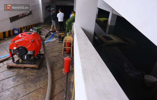 Máy bơm chạy hết công suất giải cứu BMW, Mercedes, Range Rover cùng nhiều ô tô, xe máy ngập nước trong hầm chung cư ở Đà Nẵng-10