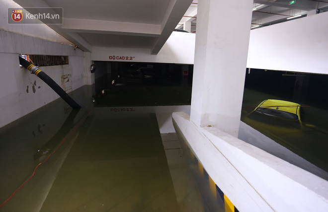 Máy bơm chạy hết công suất giải cứu BMW, Mercedes, Range Rover cùng nhiều ô tô, xe máy ngập nước trong hầm chung cư ở Đà Nẵng-13