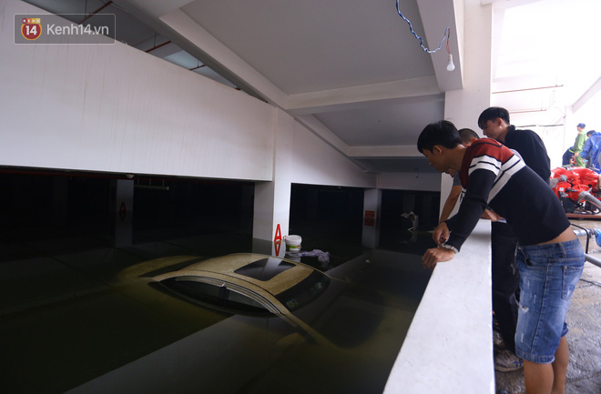 Máy bơm chạy hết công suất giải cứu BMW, Mercedes, Range Rover cùng nhiều ô tô, xe máy ngập nước trong hầm chung cư ở Đà Nẵng-7