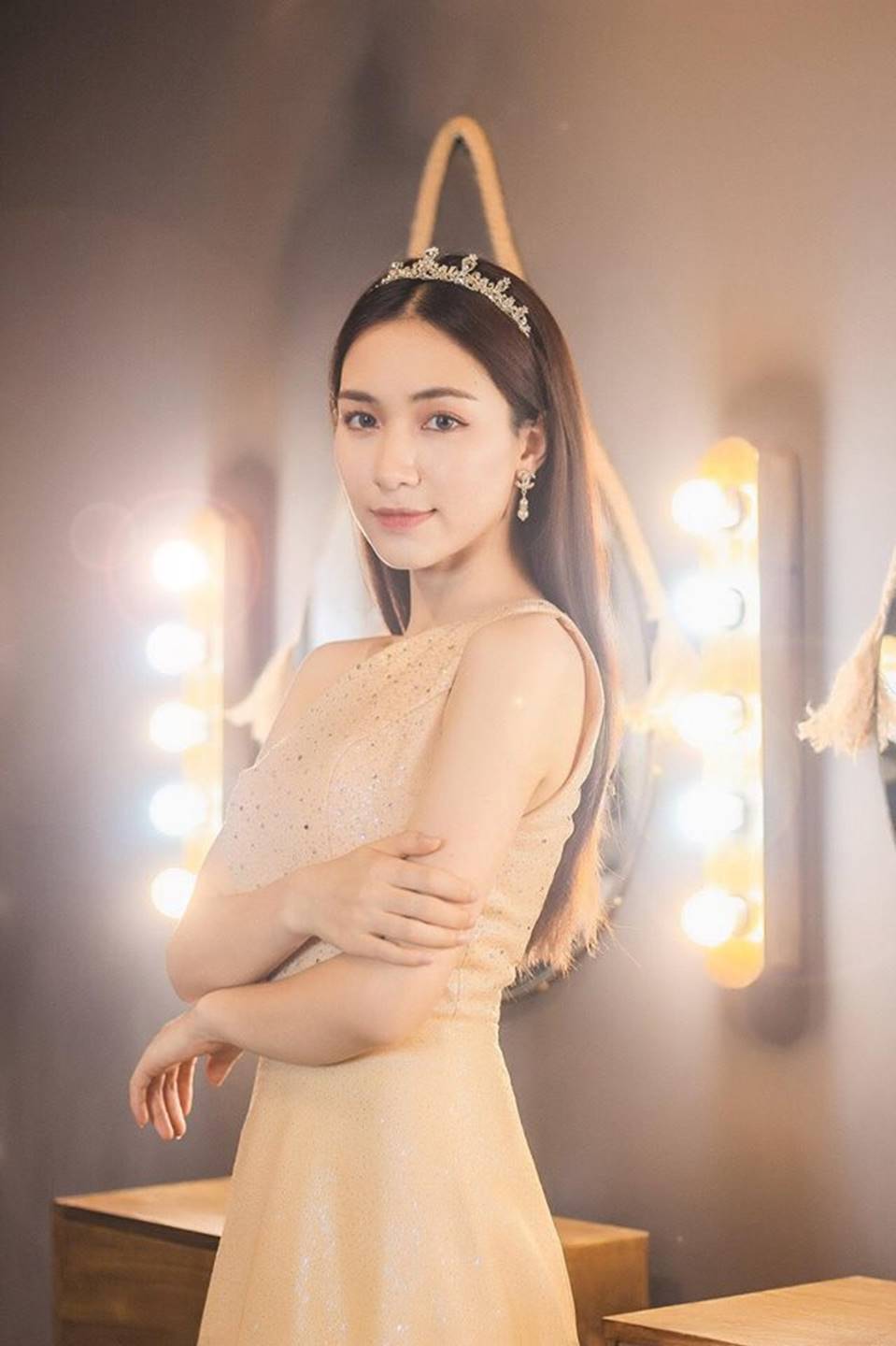 Hòa Minzy lại thả thính fans với bộ ảnh đẹp kiêu sa cùng nụ cười tít mắt-1