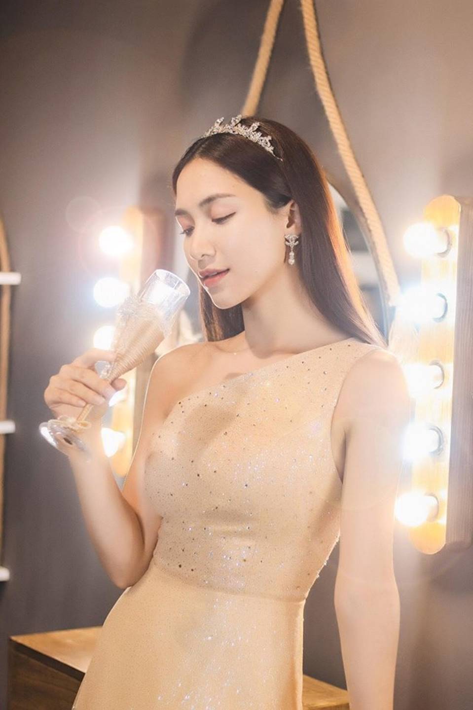 Hòa Minzy lại thả thính fans với bộ ảnh đẹp kiêu sa cùng nụ cười tít mắt-12