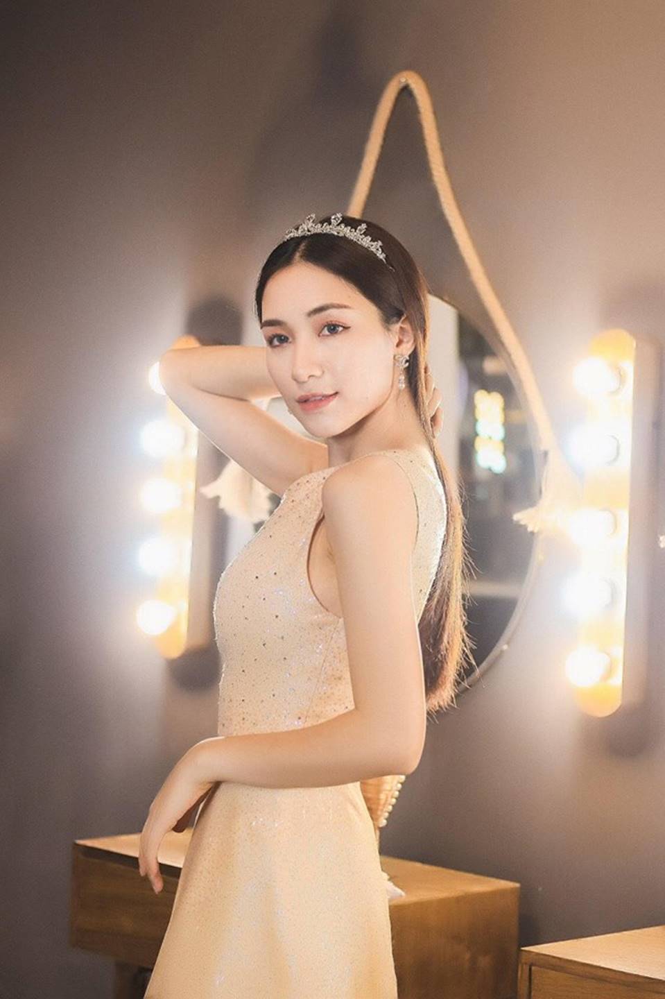 Hòa Minzy lại thả thính fans với bộ ảnh đẹp kiêu sa cùng nụ cười tít mắt-13