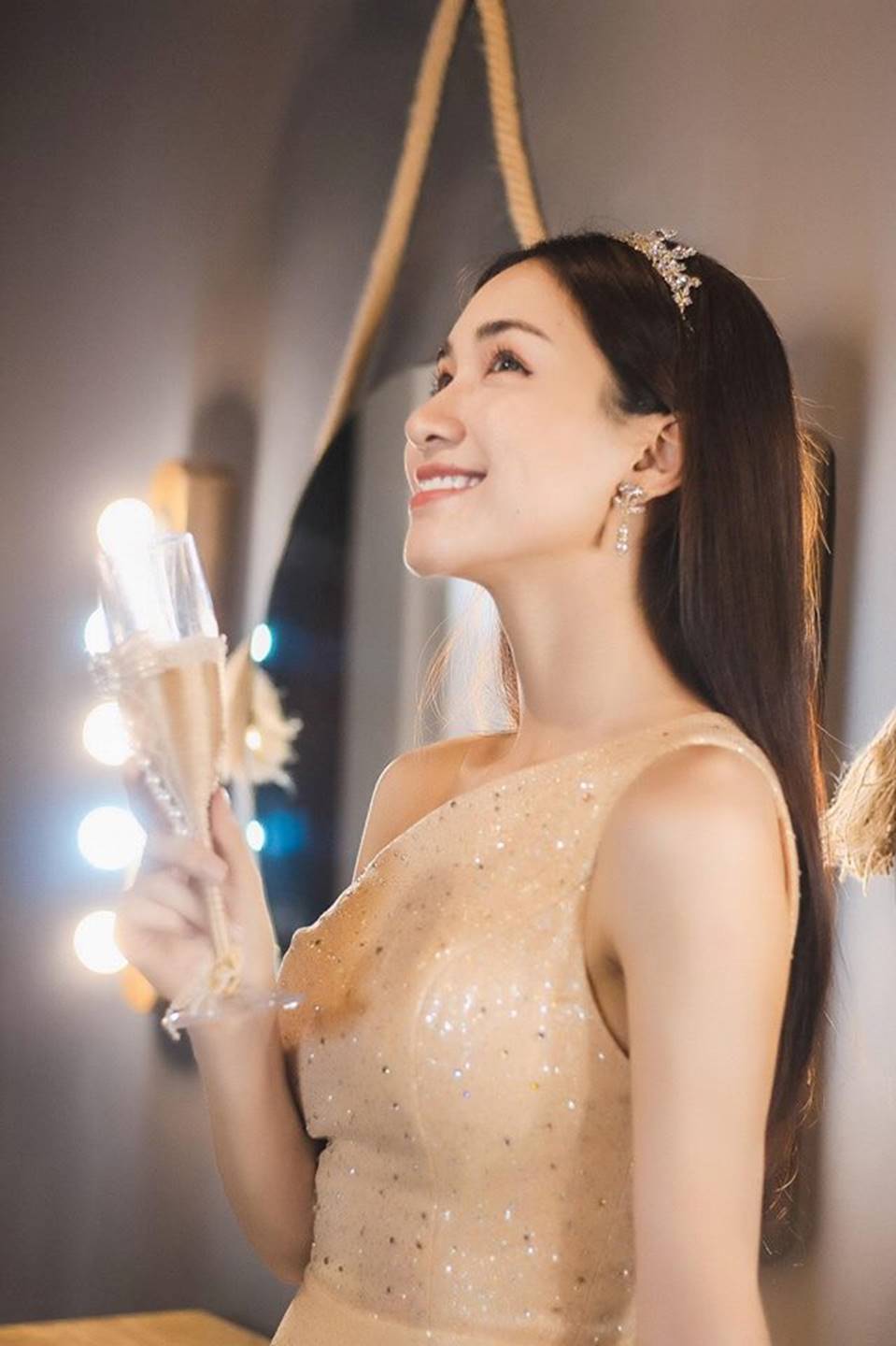 Hòa Minzy lại thả thính fans với bộ ảnh đẹp kiêu sa cùng nụ cười tít mắt-2