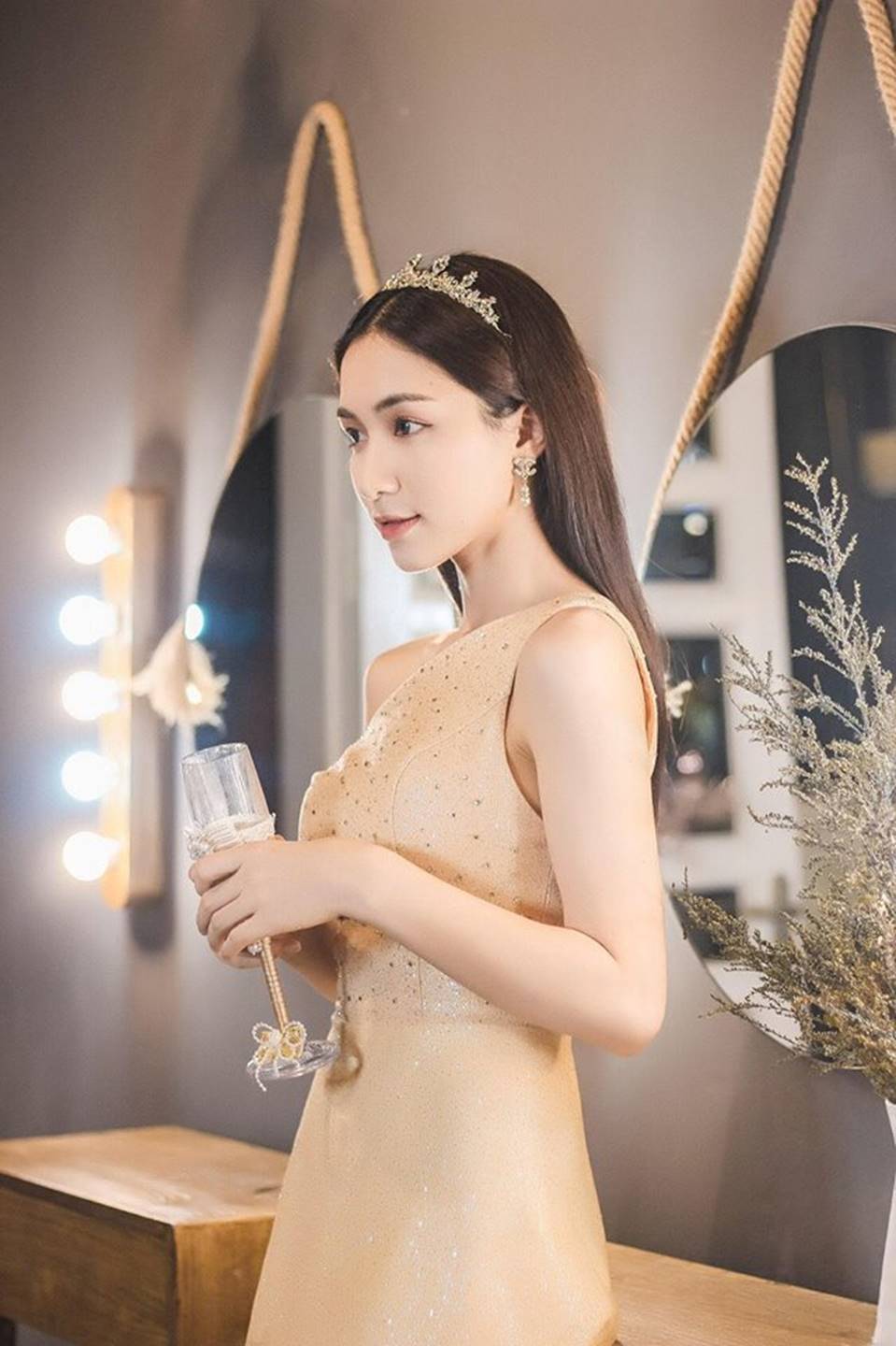 Hòa Minzy lại thả thính fans với bộ ảnh đẹp kiêu sa cùng nụ cười tít mắt-4