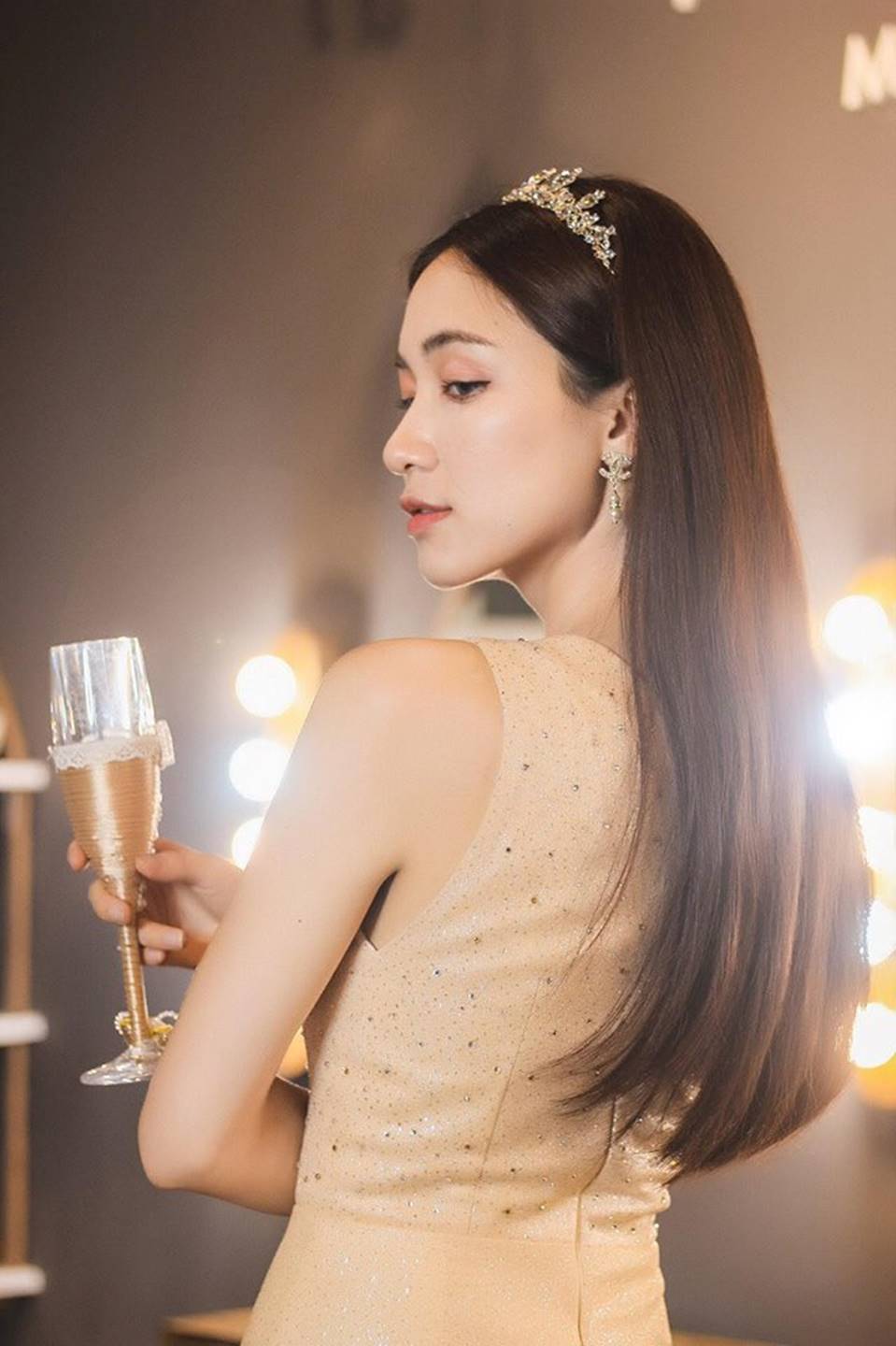 Hòa Minzy lại thả thính fans với bộ ảnh đẹp kiêu sa cùng nụ cười tít mắt-5