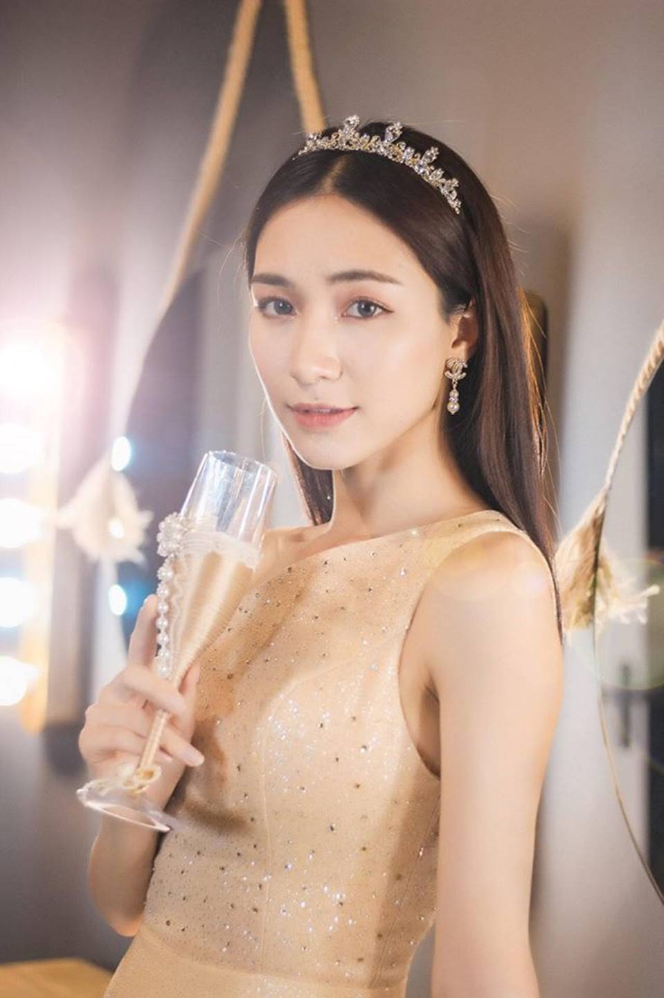 Hòa Minzy lại thả thính fans với bộ ảnh đẹp kiêu sa cùng nụ cười tít mắt-6