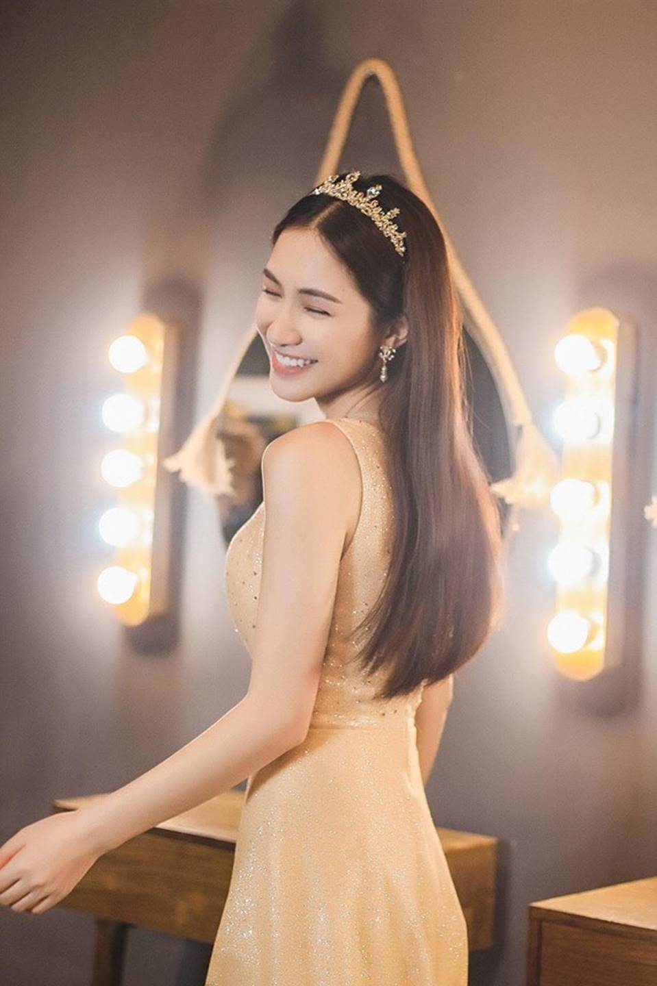 Hòa Minzy lại thả thính fans với bộ ảnh đẹp kiêu sa cùng nụ cười tít mắt-7