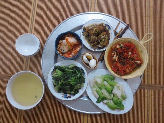 Vợ trẻ than thở sợ béo với mâm cơm đầy ụ cho 2 người, dân mạng lại chỉ chú ý vào món rau lạ-1