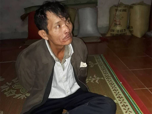 Tránh xe tải trước mặt, xe bồn mất lái lao qua dải phân cách rồi đâm trúng 3 ô tô con bên đường-4