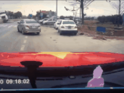 Dừng ô tô giữa cầu Vĩnh Tuy, tài xế lao xuống đánh thanh niên đi xe máy - nguyên nhân vì 1 yêu cầu không được đồng ý-1