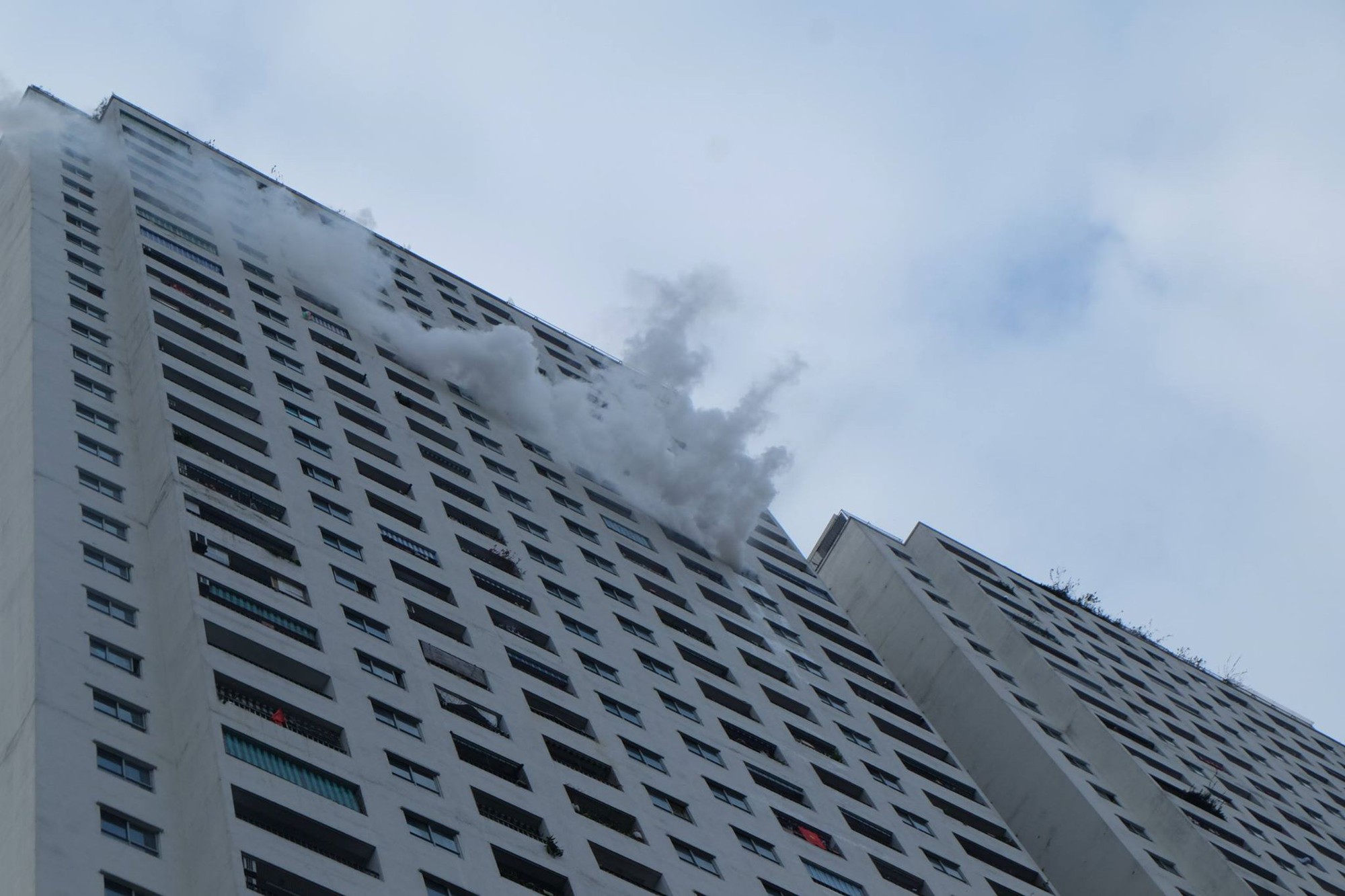 Cháy dữ dội ở tầng 31 CC Linh Đàm, hàng nghìn cư dân hoảng hốt tháo chạy bằng cầu thang bộ-1
