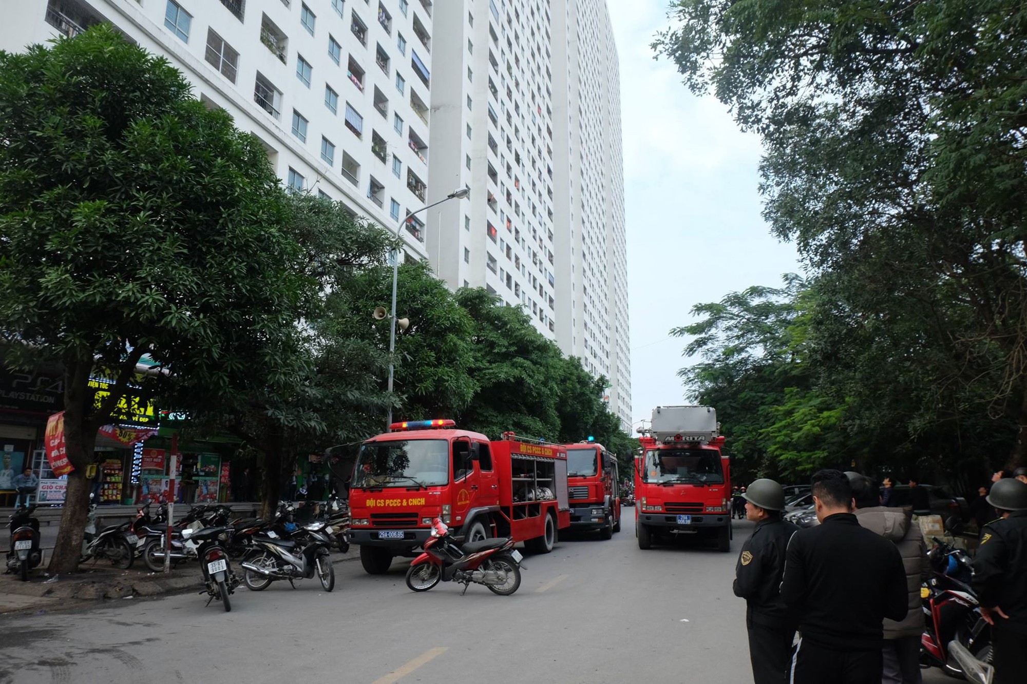 Cháy dữ dội ở tầng 31 CC Linh Đàm, hàng nghìn cư dân hoảng hốt tháo chạy bằng cầu thang bộ-2