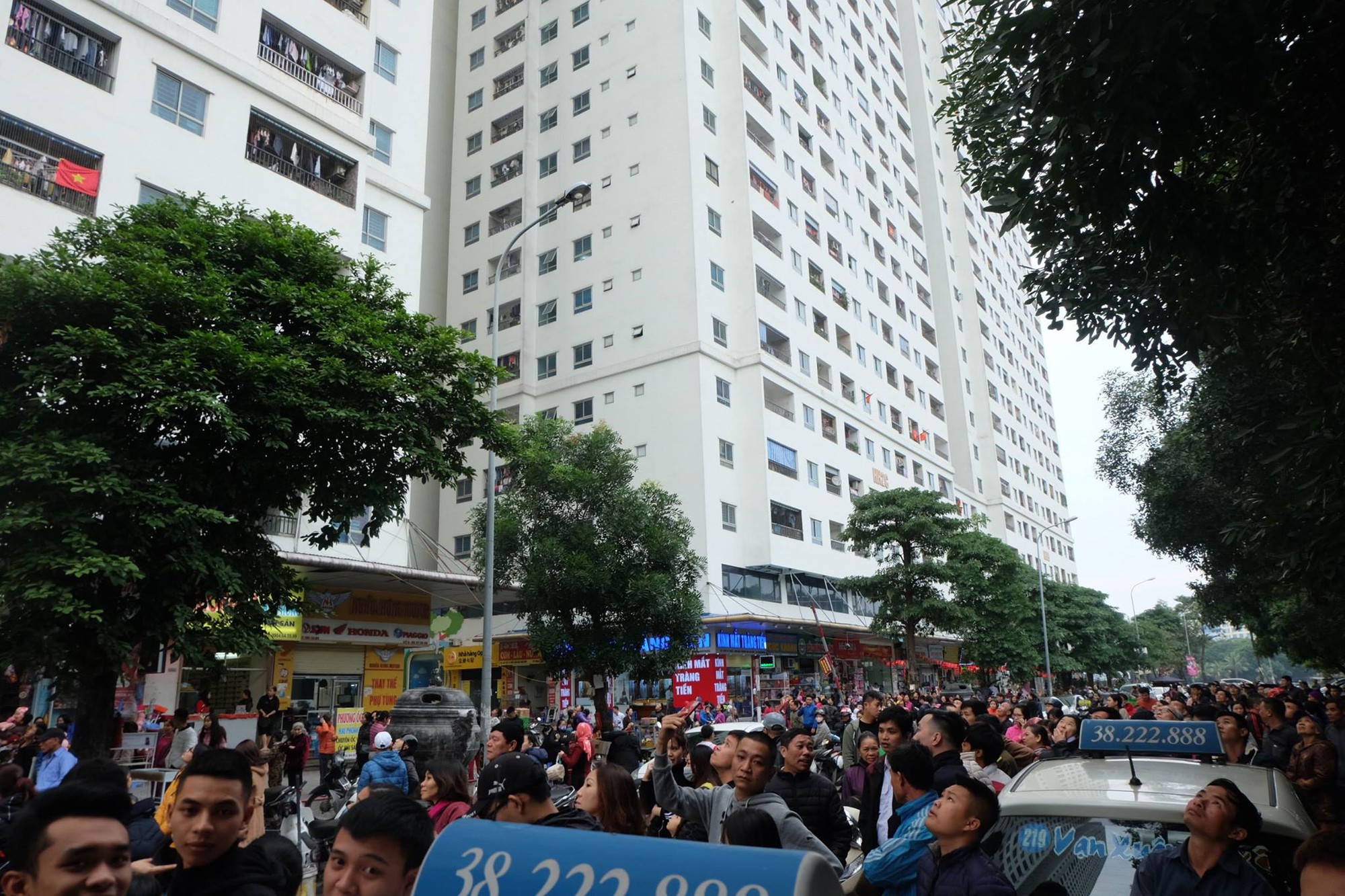 Cháy dữ dội ở tầng 31 CC Linh Đàm, hàng nghìn cư dân hoảng hốt tháo chạy bằng cầu thang bộ-3