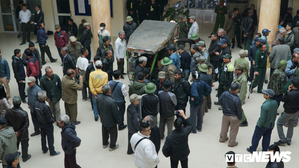 Cổ động viên quá khích phi xe lam vào trụ sở VFF, mắc võng ngủ trong sân-2