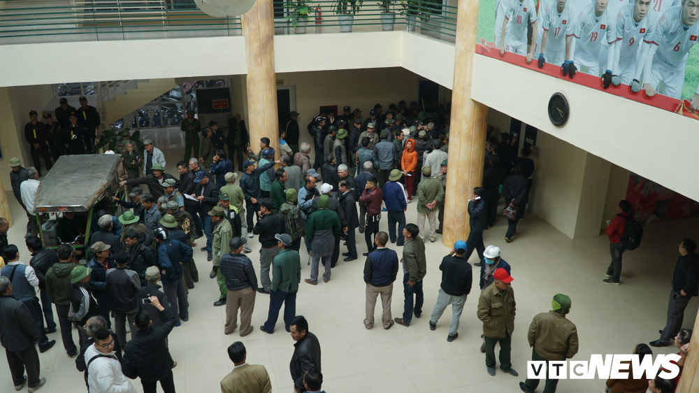 Cổ động viên quá khích phi xe lam vào trụ sở VFF, mắc võng ngủ trong sân-3