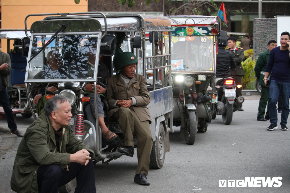 Cổ động viên quá khích phi xe lam vào trụ sở VFF, mắc võng ngủ trong sân-5