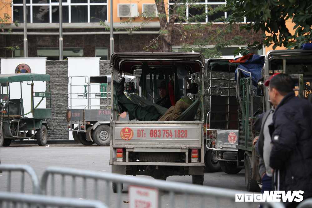 Cổ động viên quá khích phi xe lam vào trụ sở VFF, mắc võng ngủ trong sân-6