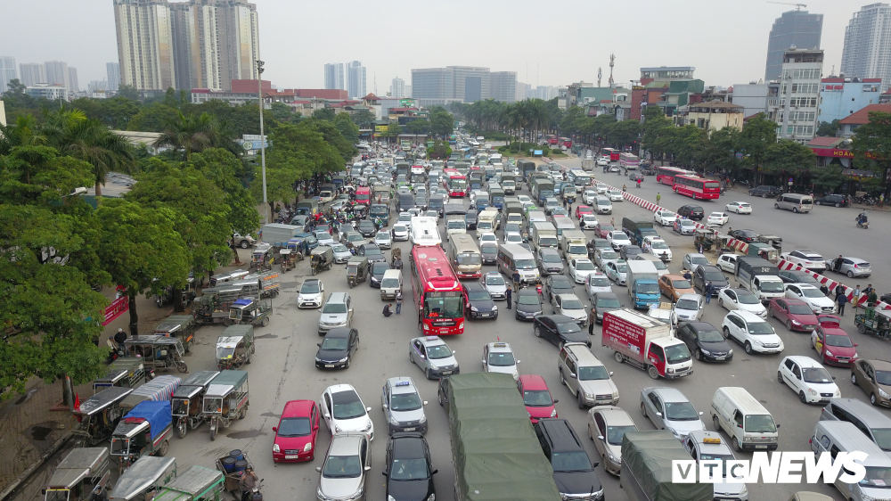 Cổ động viên quá khích phi xe lam vào trụ sở VFF, mắc võng ngủ trong sân-10