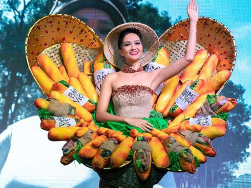 Trang phục dân tộc Puerto Rico cồng kềnh đến mức té ngã không đứng dậy nổi-4