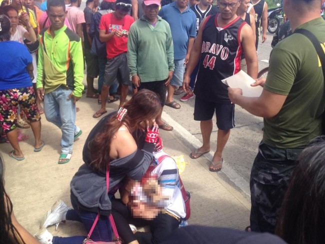 Đang trên xe máy về nhà, mẹ khóc ngất khi con trai 19 tháng tuổi bỗng tử vong ngay trước mắt vì một chiếc khăn-1