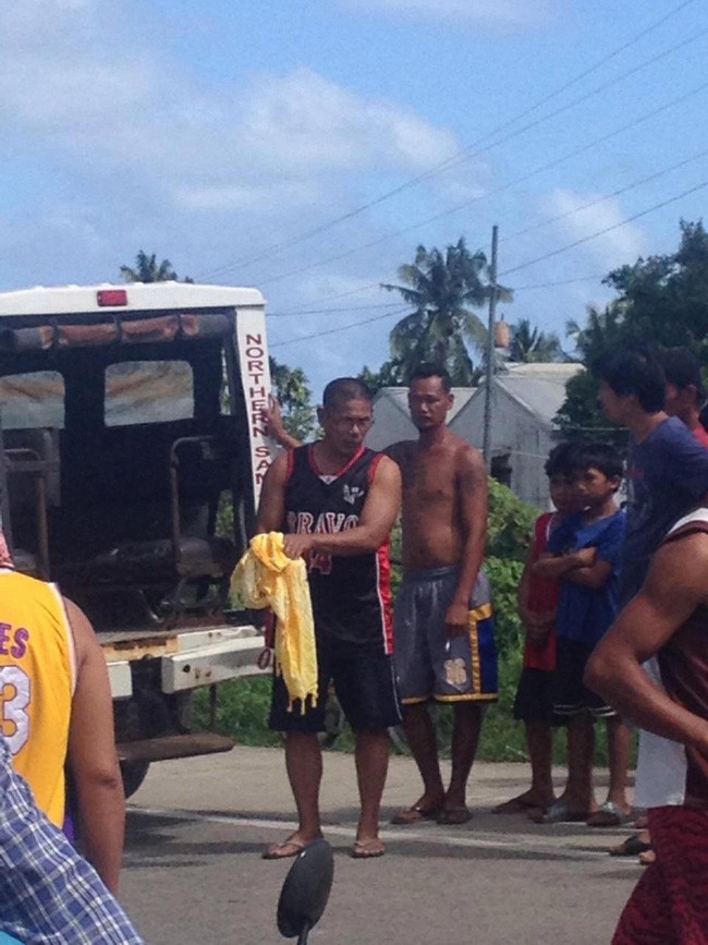 Đang trên xe máy về nhà, mẹ khóc ngất khi con trai 19 tháng tuổi bỗng tử vong ngay trước mắt vì một chiếc khăn-3