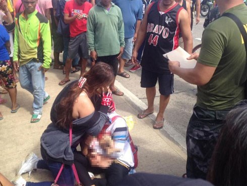 Đang trên xe máy về nhà, mẹ khóc ngất khi con trai 19 tháng tuổi bỗng tử vong ngay trước mắt vì một chiếc khăn