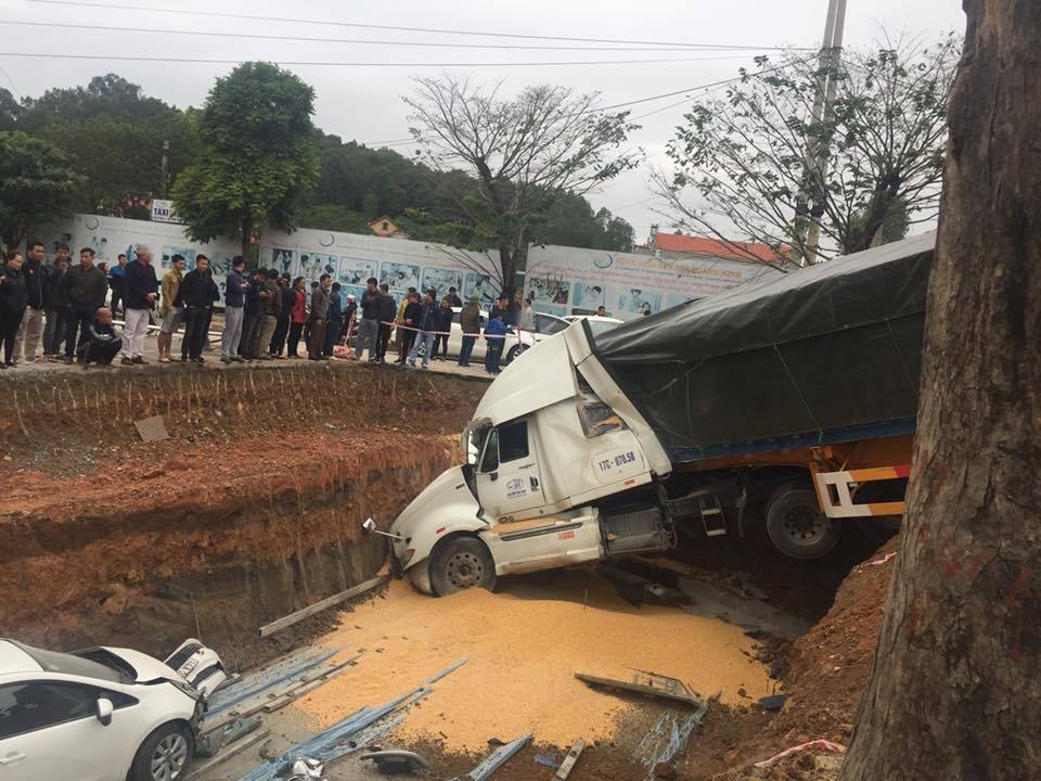 Hai bà cháu thoát chết kỳ diệu khi xe container lao vào-1