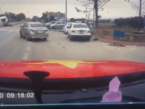 Bà kể phút bế cháu chạy thoát thân khi xe container lao vào-6