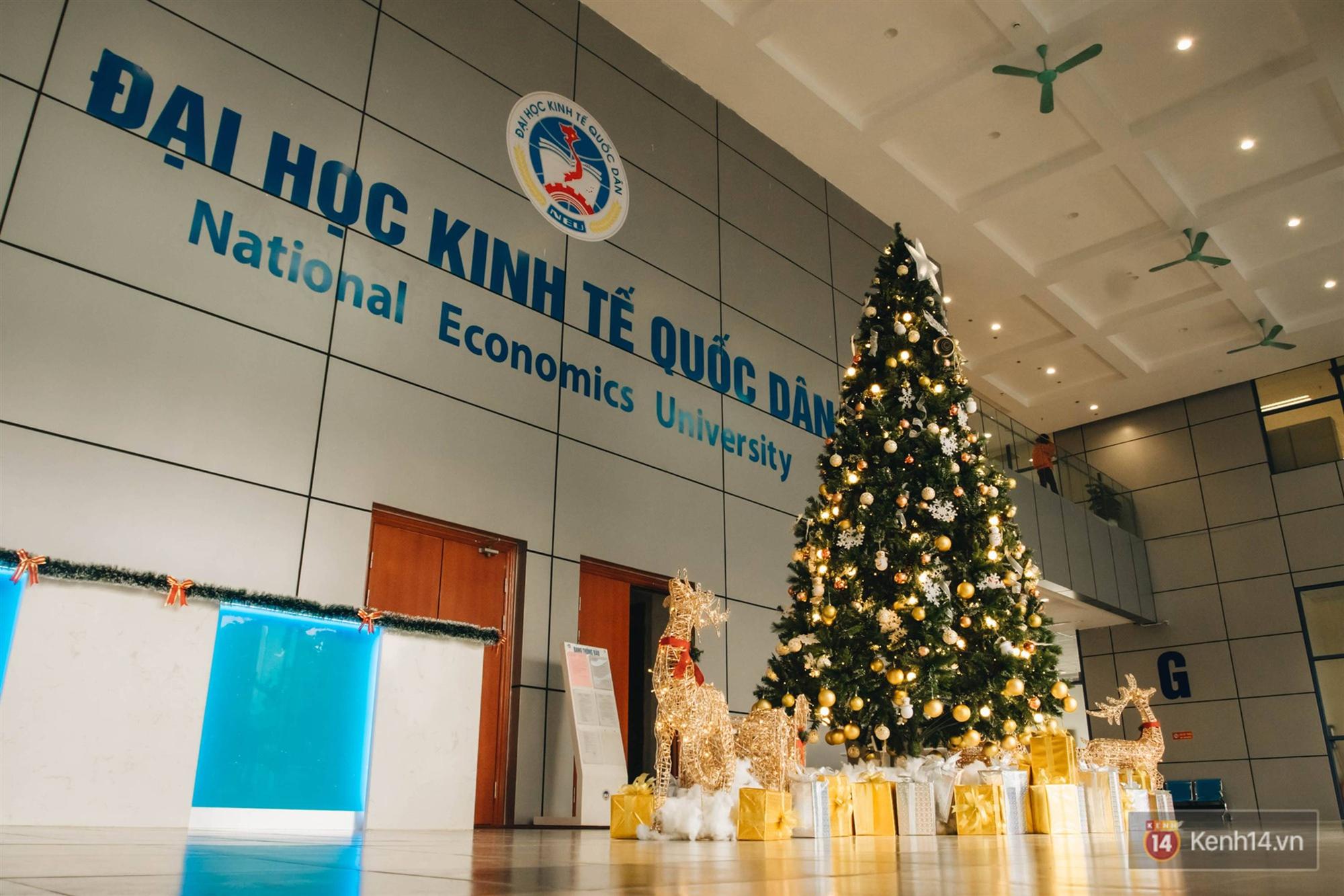 Xịn như Kinh tế Quốc dân: Dựng không gian checkin Noel sang như khách sạn bên trong toà nhà thế kỷ 96.000 m2 với 17 thang máy!-1