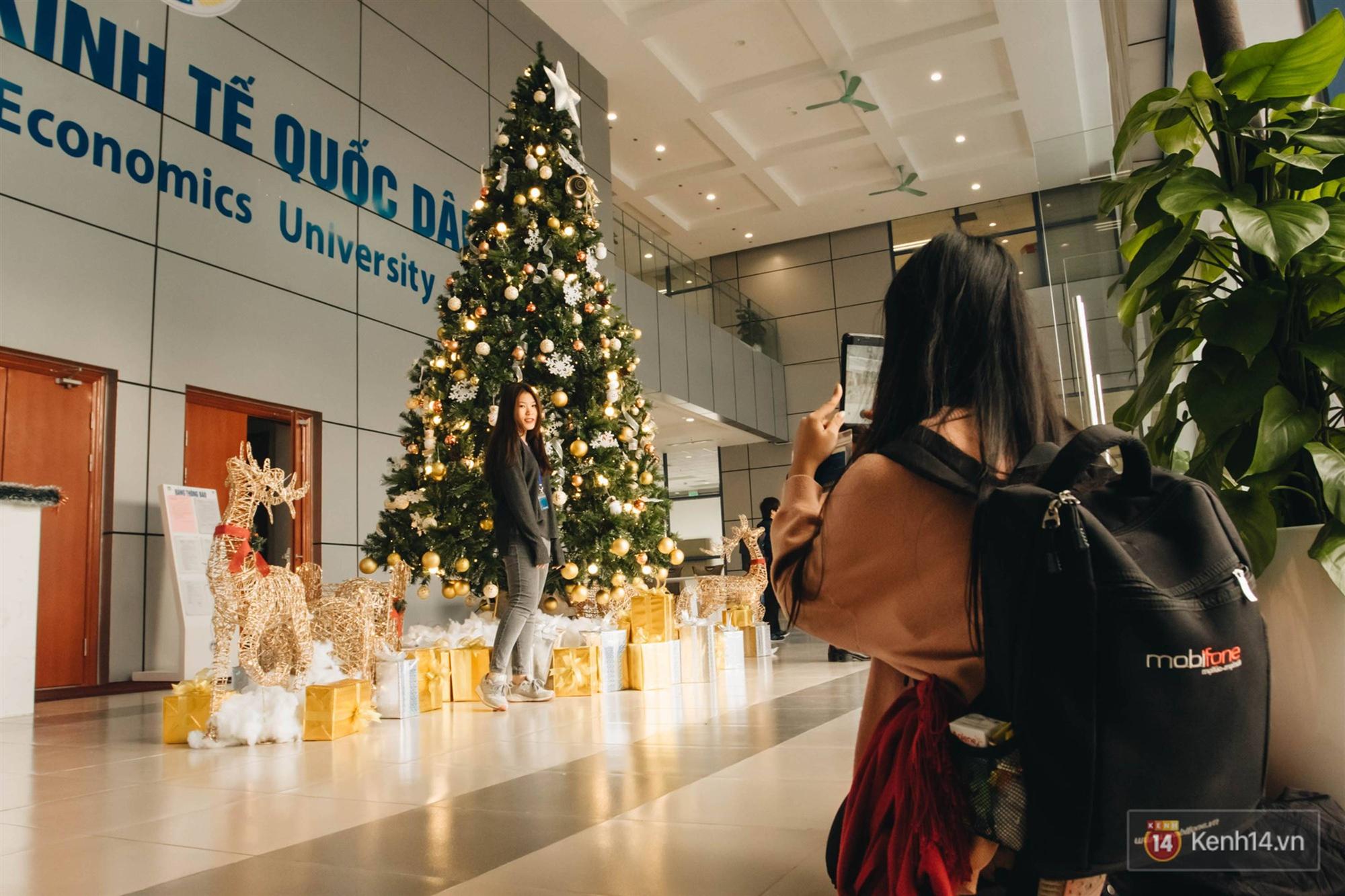 Xịn như Kinh tế Quốc dân: Dựng không gian checkin Noel sang như khách sạn bên trong toà nhà thế kỷ 96.000 m2 với 17 thang máy!-2