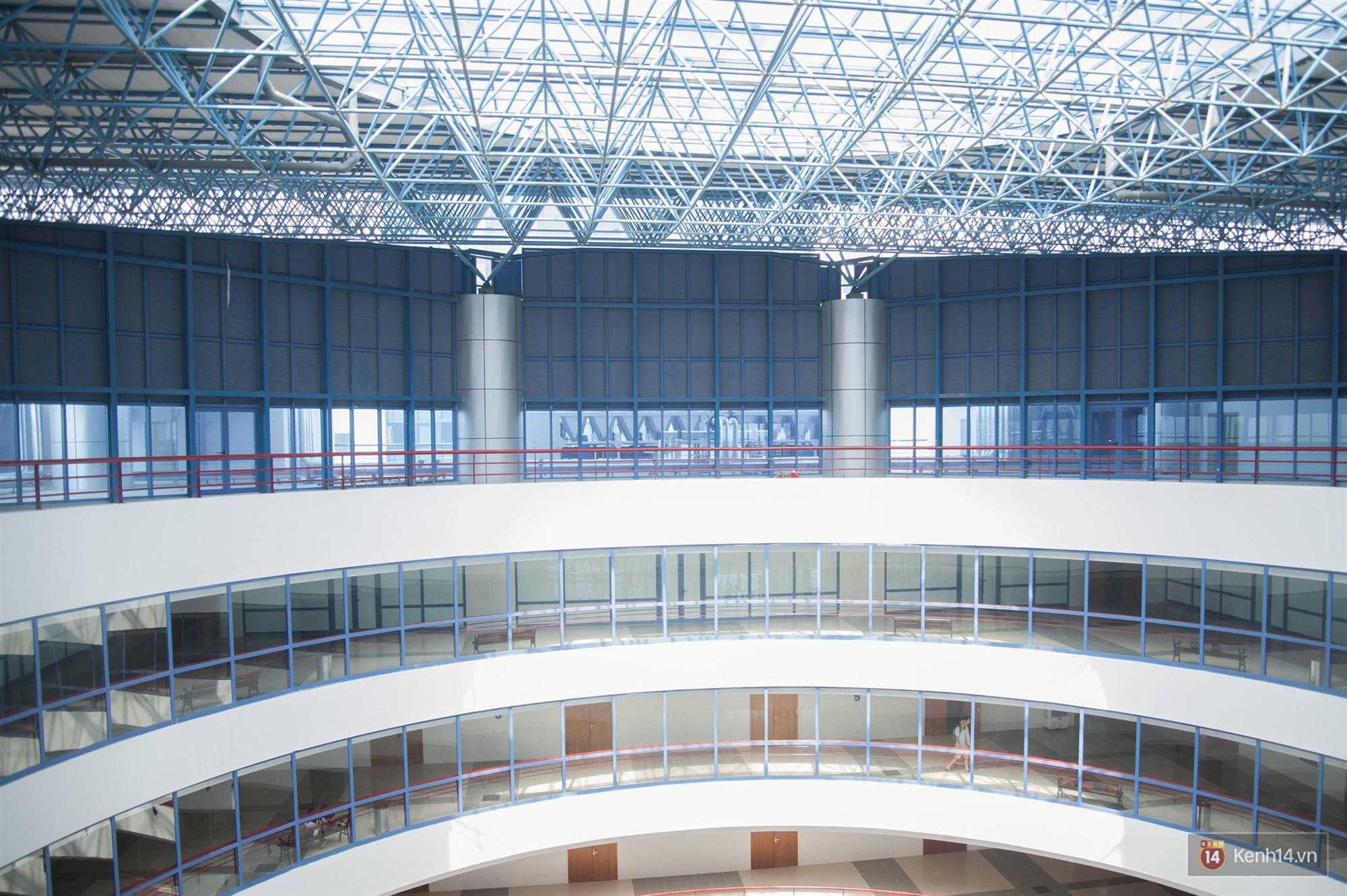 Xịn như Kinh tế Quốc dân: Dựng không gian checkin Noel sang như khách sạn bên trong toà nhà thế kỷ 96.000 m2 với 17 thang máy!-5