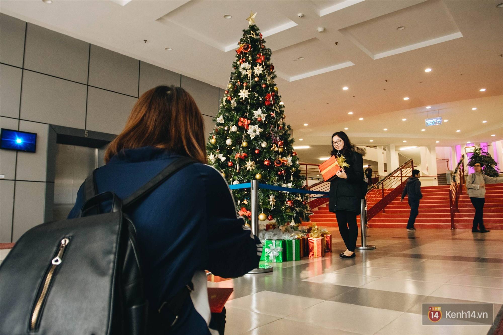 Xịn như Kinh tế Quốc dân: Dựng không gian checkin Noel sang như khách sạn bên trong toà nhà thế kỷ 96.000 m2 với 17 thang máy!-15