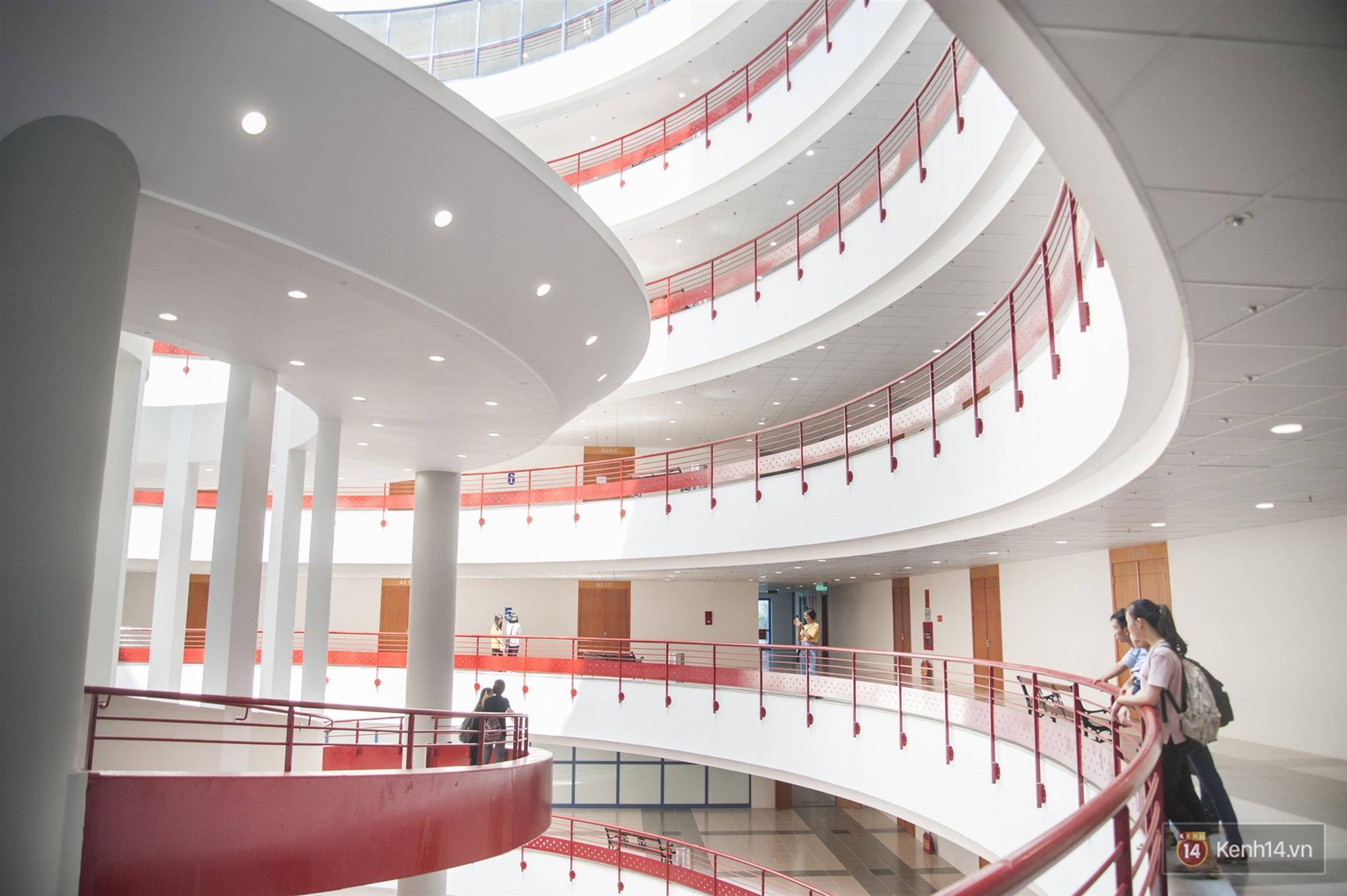 Xịn như Kinh tế Quốc dân: Dựng không gian checkin Noel sang như khách sạn bên trong toà nhà thế kỷ 96.000 m2 với 17 thang máy!-6